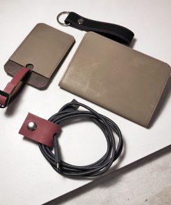 duurzame cadeaus: taupe bagagelabel met paspoorthoes, kabelbinder en maxi sleutelhanger