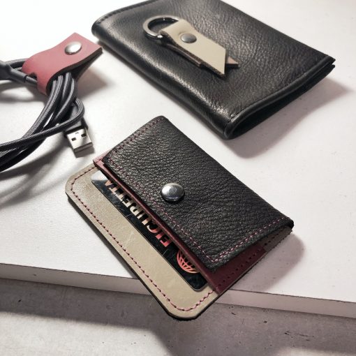 mini portemonnee met kabelbinder, mini sleutelhanger en paspoorthoes