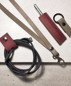 duurzame cadeaus: leren kabelbinder en penhoes in de kleur robijn en record en mini sleutelhanger in taupe