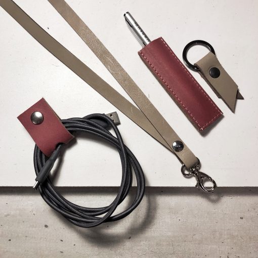 duurzame cadeaus: leren kabelbinder en penhoes in de kleur robijn en record en mini sleutelhanger in taupe