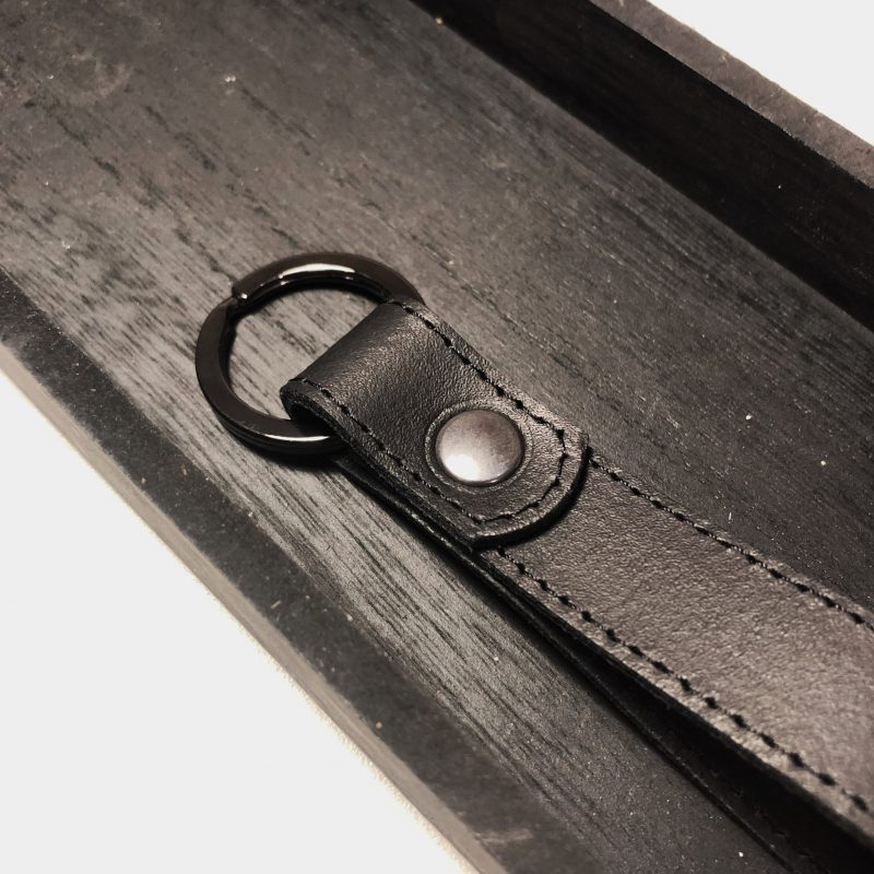 zwart leren maxi sleutelhanger met zwart stiksel en gunmetal ring