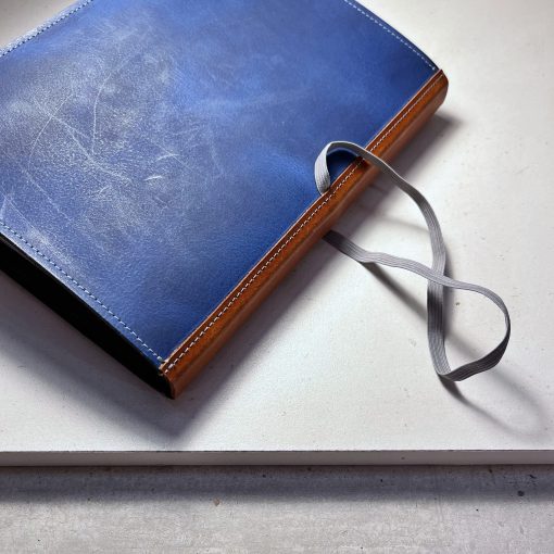 Blauw met cognac notitieboek hoes met grijs elastiek