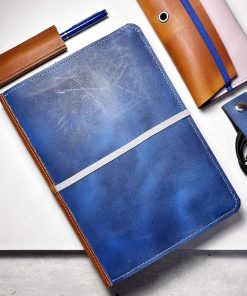 Notitieboek hoes, etui, penhoes en kabelbinder in blauw, cognac en dauw.