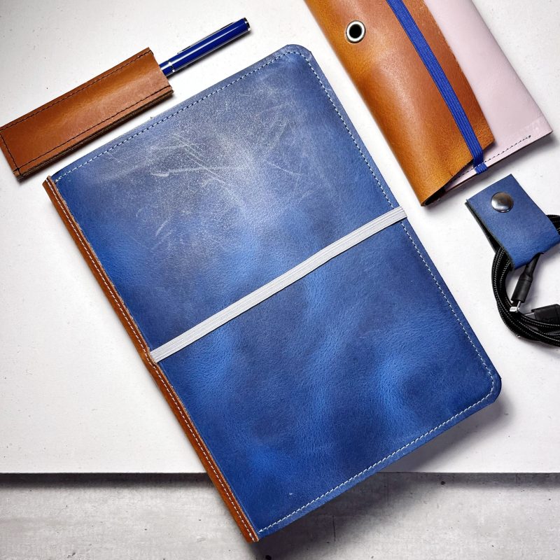 Notitieboek hoes, etui, penhoes en kabelbinder in blauw, cognac en dauw.